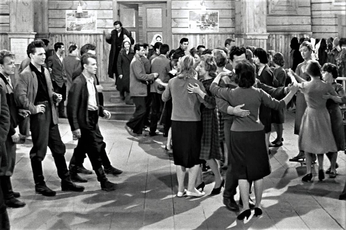 Кадр из фильма девчата танцы