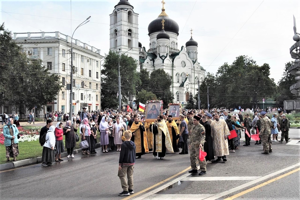 крестный ход вокруг храма